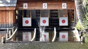Gezielt wird aufs Wasser, getroffen im Idealfall das Innerste der Scheibe, das sogenannte ...