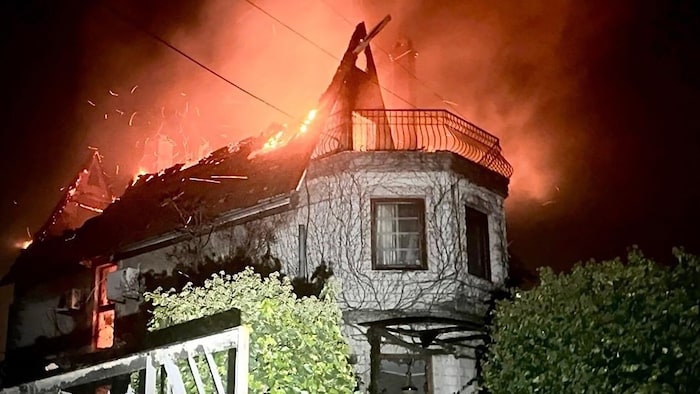 Ein brennendes Haus nach einem Drohnenangriff in der Region Odessa