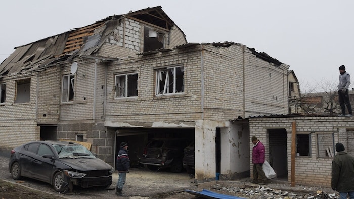 Einwohner eines zerstörten Hauses in der russisch kontrollierten Region Donezk