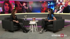 „Krone“ Kino- und Streaming-Redakteurin Sasa Schwarzjirg im Talk mit krone.tv-Moderatorin Annie Müller Martínez. (Bild: krone.tv)