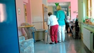 Heimplätze sind schwer zu kriegen. Schätzt die Pensionsversicherung den Pflegebedarf einer Person zu niedrig ein, erhebt die Arbeiterkammer erfolgreich Klagen. (Bild: picturedesk.com/Elmar Gubisch / picturedesk.com)