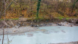 Der Weg direkt neben dem Wasser ist dank der brutalen Baggerarbeiten nicht mehr sicher zum ...
