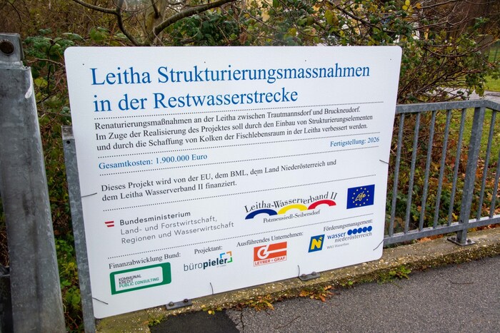 Ein Schild informiert über die Maßnahmen. 