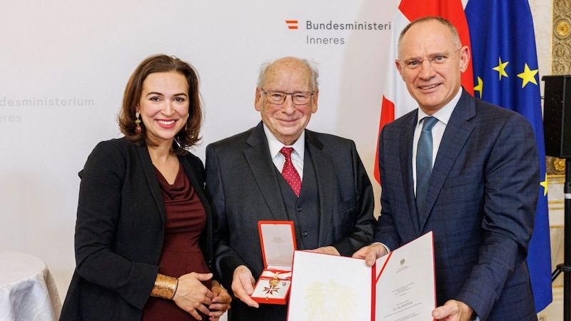 Not gendered: The Golden Medal of Honor from Zadić and Interior Minister Karner to Udo Jesionek, co-founder of the White Ring (Bild: BMI/Tobias BOSINA)