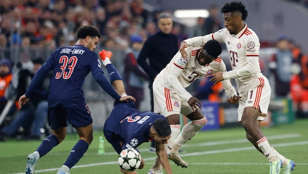 Alphonso Davies (2.v.r.) beim Match gegen Paris am Dienstag (Bild: APA/AFP)