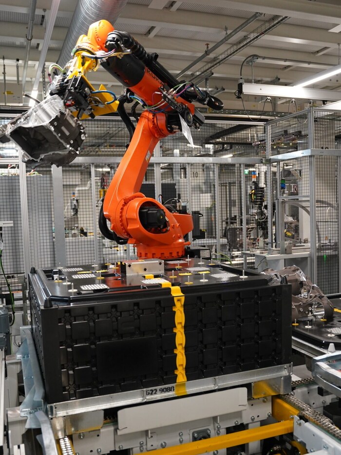 Roboter verpacken die Gehäuse in die Boxen, die Sonderanfertigungen sind.