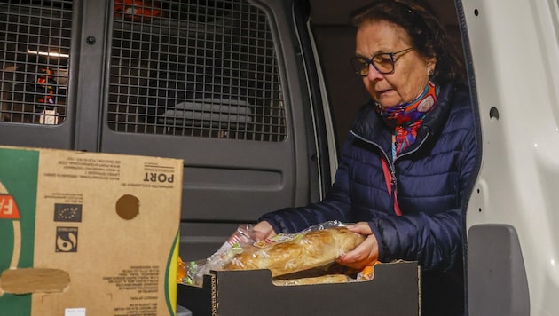 Gertraud Scheichl im Einsatz: Über die Jahre wurde es auch imm schwieriger, Essensspenden aufzutreiben. (Bild: Tschepp Markus)