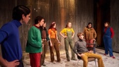 Eight young amateur actors play all the roles: "Kabale und Liebe" based on Schiller in the Burgtheater vestibule. (Bild: Burgtheater / Tommy Hetzel)