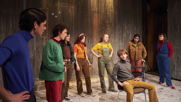 Eight young amateur actors play all the roles: "Kabale und Liebe" based on Schiller in the Burgtheater vestibule. (Bild: Burgtheater / Tommy Hetzel)