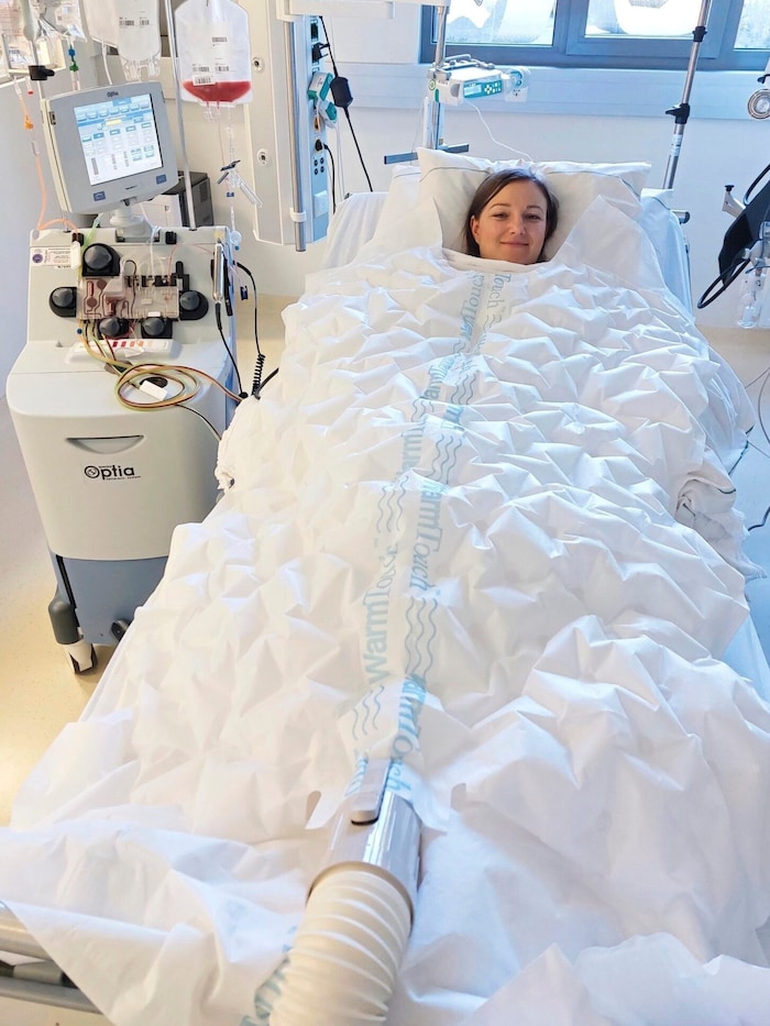 Weil es ein bisschen kalt wird beim Eingriff wird unter der Decke „eingeheizt“