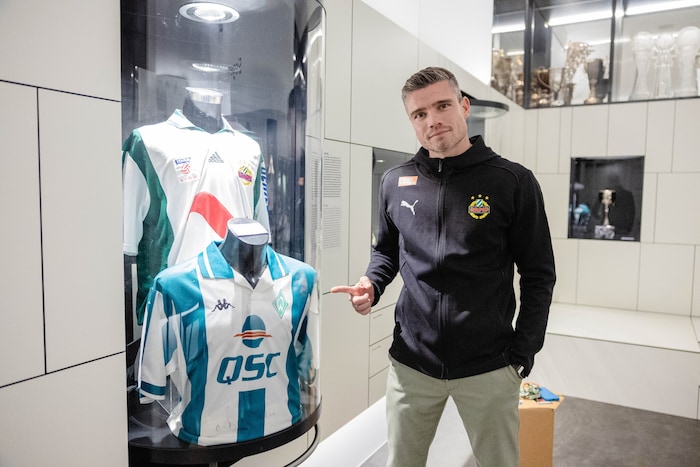 Im Rapideum vor dem Herzog-Schrein mit Rapid- und Werder-Trikot.