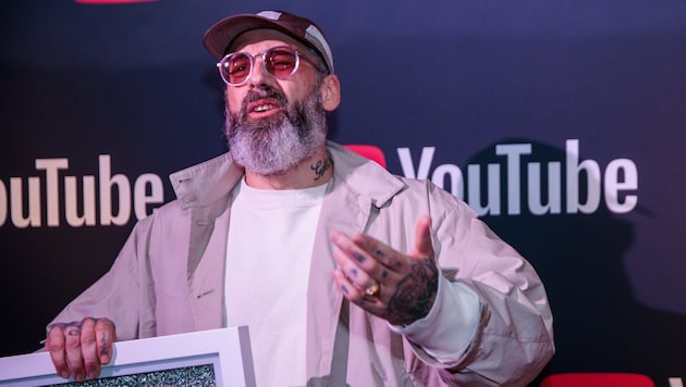 Sido mit dem YouTube-Legend-Award nach der Verleihung des YouTube Music Awards im Grill Royal am 26. November 2024. (Bild: picturedesk.com/Carsten Koall / dpa)