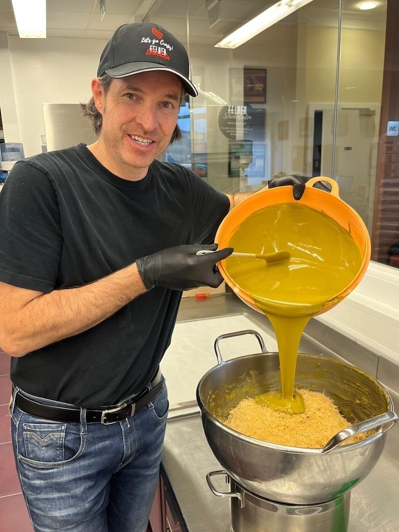 Chocolatier Stefan Felber produces the coveted sweet. (Bild: Julia Felber)