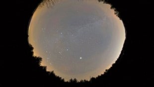 Dunkles Hochmoor, heller Himmel – entfernte Galaxien werden in Schrems sichtbar . (Bild: Stefan Wallner)