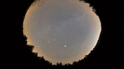 Dunkles Hochmoor, heller Himmel – entfernte Galaxien werden in Schrems sichtbar .