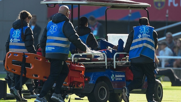 Barca's Alex Balde had to be substituted. (Bild: AFP/Josep LAGO)