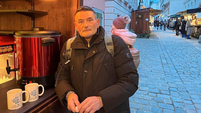 Anrainer Valentin Kernjack (62) ist fast jeden Tag am Spittelberger Weihnachtsmarkt.