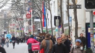 Auf der Mariahilfer Straße stürmten zahlreiche Wiener die Läden für ihre Weihnachtseinkäufe. (Bild: Jöchl Martin)