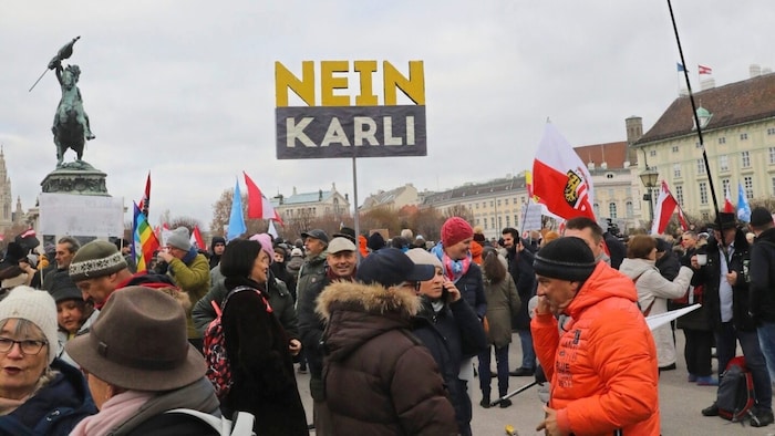 FPÖ-Sympathisanten nahmen Heldenplatz in Beschlag.