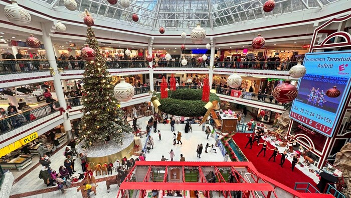 Weihnachtliche Stimmung in der Lugner City.