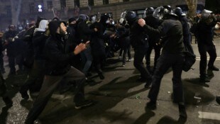 Georgiens Polizei meldete über 100 Festnahmen nach Protesten.