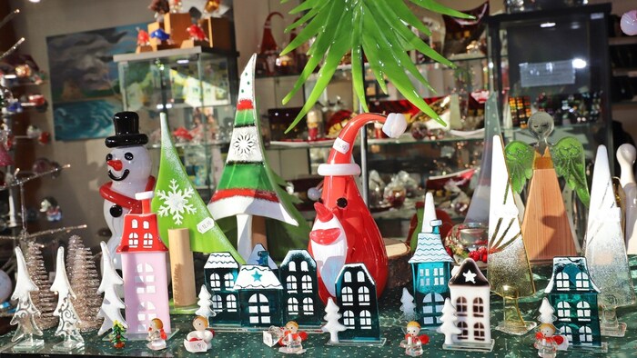 Especially before Christmas, the showroom is full of decorative materials such as snowmen and ...