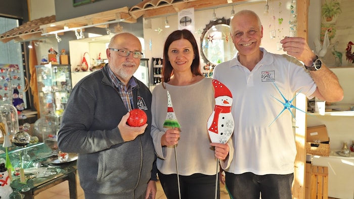 The trio of the glassblowing workshop in Schwanenstadt: Managing Director Johann Hintermüller ...