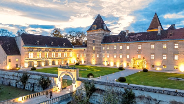 Lichterglanz und Musikgenuss wartet bei der „Walpersdorfer Weihnacht“ im Renaissanceschloss im Bezirk St. Pölten. (Bild: Marius Hoefinger Fotografie)