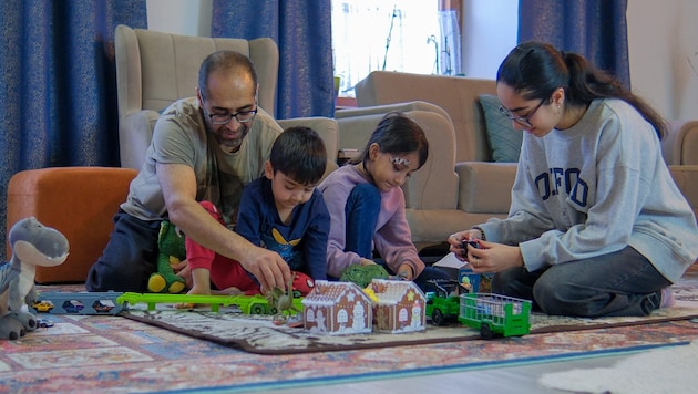 Javid S. und die Halbwaisen Rasoul, Helia und Zarah beim Spielen. (Bild: Einöder Horst/Horst Einöder/Flashpictures)