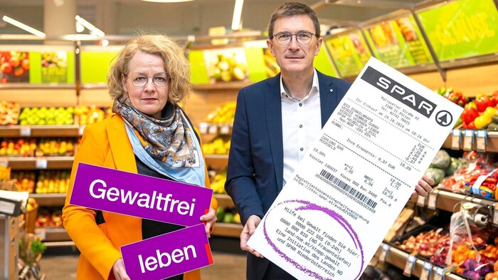 Informed by cash register receipt: Provincial Councillor Christiane Teschl-Hofmeister and Alois ...