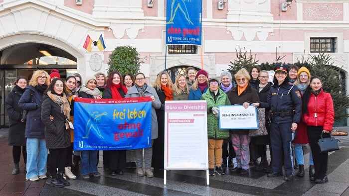 Gemeinsames Flaggezeigen in St. Pölten als sichtbares Zeichen im Kampf gegen Gewalt