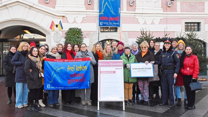 Gemeinsames Flaggezeigen in St. Pölten als sichtbares Zeichen im Kampf gegen Gewalt (Bild: MEDIENSERVICE MAGISTRAT ST.POELTEN JOSEF VORLAuFER)