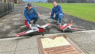 Josef Toth (links) und Gemeinschaftsvorsteher Andreas Pirold mit der Ehrentafel des siebenfachen Modellflugweltmeisters Hanno Prettner. (Bild: Klaus Loibnegger)