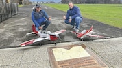 Josef Toth (links) und Gemeinschaftsvorsteher Andreas Pirold mit der Ehrentafel des siebenfachen ...