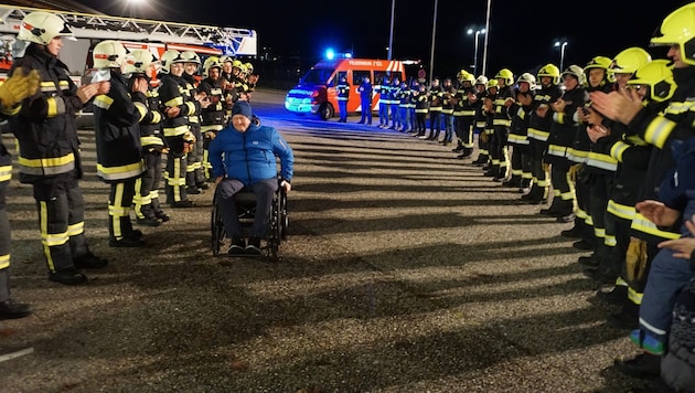 Johannes Stallinger (46), who is in a wheelchair following an accident, was surprised by his comrades. (Bild: FF Rohrbach im Mühlkreis)