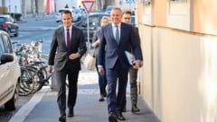 Stefan Hermann und Mario Kunasek am Montag nach der Landtagswahl am Weg zur ersten Pressekonferenz. (Bild: Jauschowetz Christian/Christian Jauschowetz)