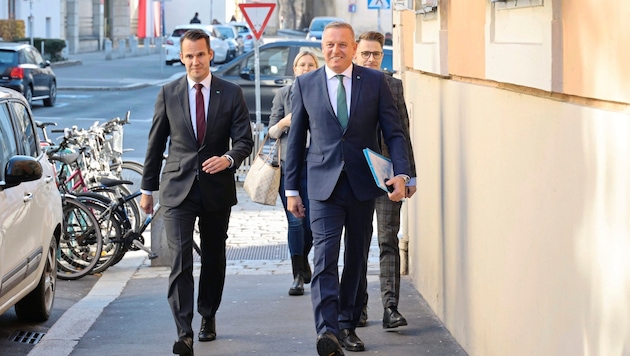 Stefan Hermann and Mario Kunasek on their way to the first press conference on Monday after the provincial elections. (Bild: Jauschowetz Christian)