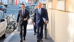 Stefan Hermann und Mario Kunasek am Montag nach der Landtagswahl am Weg zur ersten Pressekonferenz. (Bild: Jauschowetz Christian/Christian Jauschowetz)