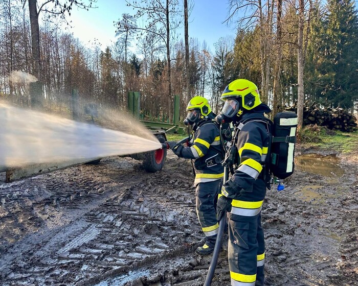 Der Traktor stand bei Ankunft der Einsatzkräfte bereits in Vollbrand.