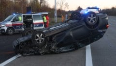 Das Auto kam am Dach zum Liegen.  (Bild: Matthias Lauber/laumat.at/laumat)