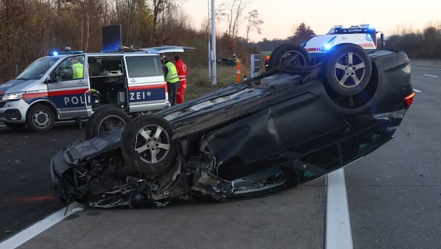 Das Auto kam am Dach zum Liegen.  (Bild: Matthias Lauber/laumat.at/laumat)