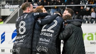 Altacher, die den Ausgleich gegen Meister Sturm Graz bejubeln … (Bild: GEPA)