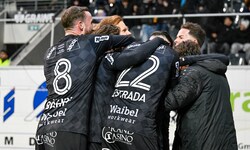 Altacher, die den Ausgleich gegen Meister Sturm Graz bejubeln …