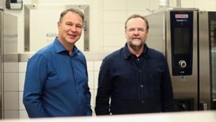 Ein Bild aus besseren Tagen – Andreas Babler und Sepp Schellhorn setzten sich gemeinsam für gesundes Essen in den Schulen ein. Heute läuft es zwischen ihnen nicht mehr so gut. (Bild: Stadtgemeinde Traiskirchen)