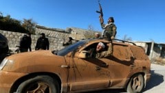 Unerwartete Blitzoffensive syrischer Rebellen (Bild: APA/AFP/Abdulaziz KETAZ)