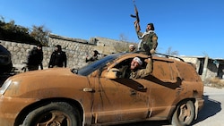 Unerwartete Blitzoffensive syrischer Rebellen (Bild: APA/AFP/Abdulaziz KETAZ)