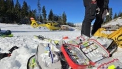 Bergretter, ein Alpinpolizist und die Besatzung von Christophorus 1 reanimierten den 66-Jährigen am Samstag. Die Verletzungen waren jedoch zu schwer. (Bild: Bergrettung Seefeld/Reith)