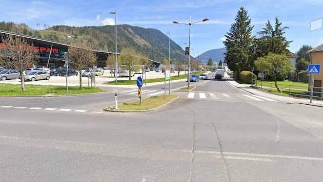 Auf diesem Zebrastreifen im Ortsgebiet von Liezen kam es zum Unfall. (Bild: Google Street View )