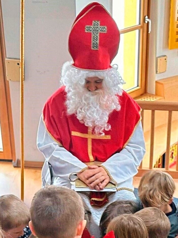 In Wimpassing überrascht Bürgermeister Ernst Edelmann die Kinder.