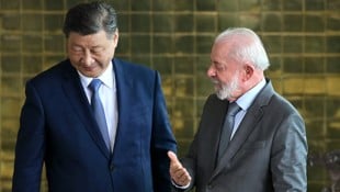 Die Drohung von Donald Trump richtet sich auch gegen die Länder von Xi Jinping und Luiz Inacio Lula da Silva. (Bild: APA/AFP/EVARISTO SA)